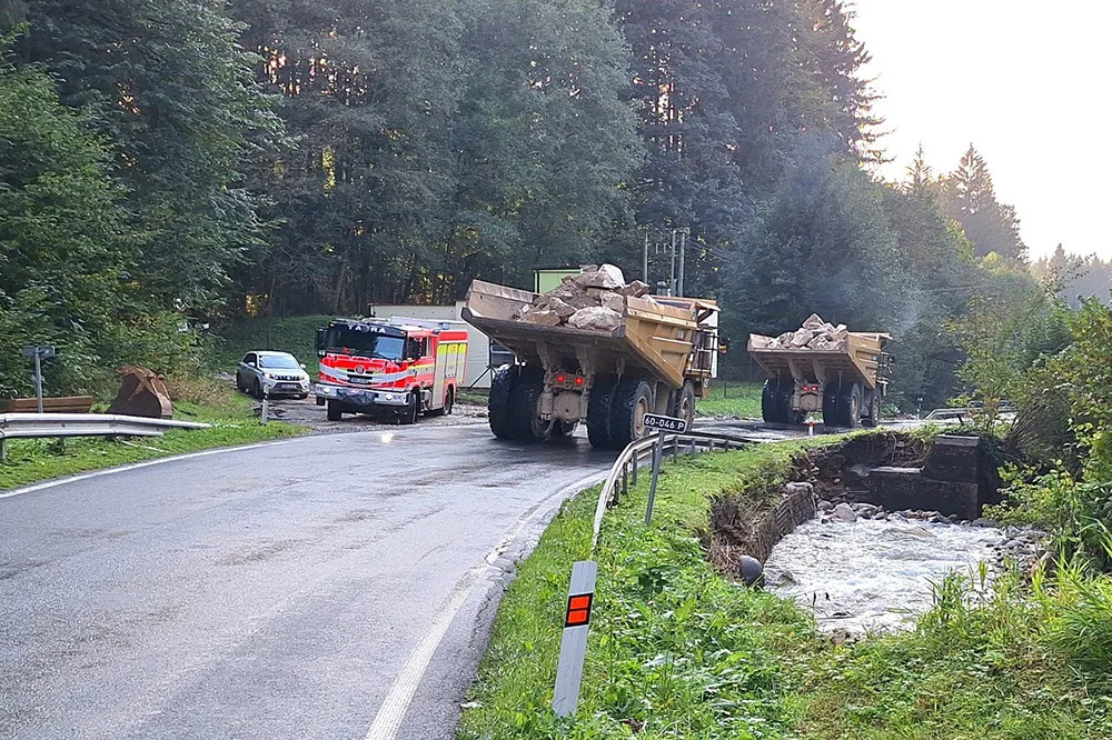6 - Zkáza silniční sítě na Jesenicku. Škody jsou ohromné, provizorní cestu stavěli i armádní ženisté