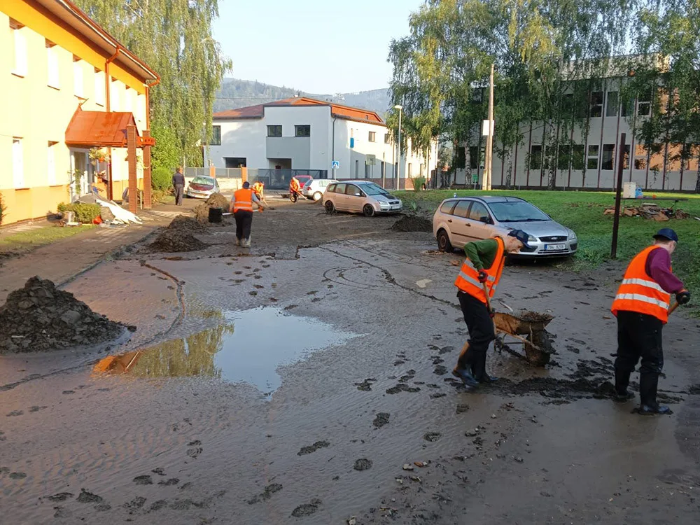Vězni pomáhají s odklízením bahna a naplavenin také v Jeseníku