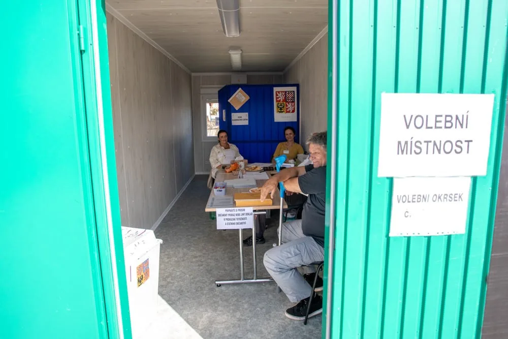 VOLBY 2024: V České Vsi a ve Třech Dvorech jsou volby v provizorních kontejnerech. Začaly bez problémů