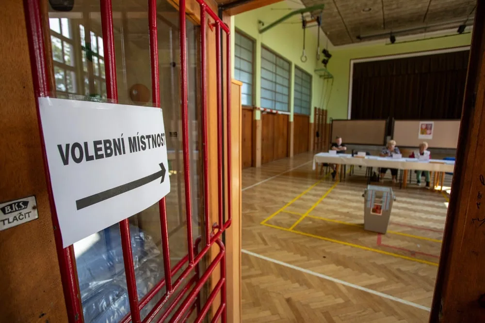 VOLBY 2024: V České Vsi a ve Třech Dvorech jsou volby v provizorních kontejnerech. Začaly bez problémů