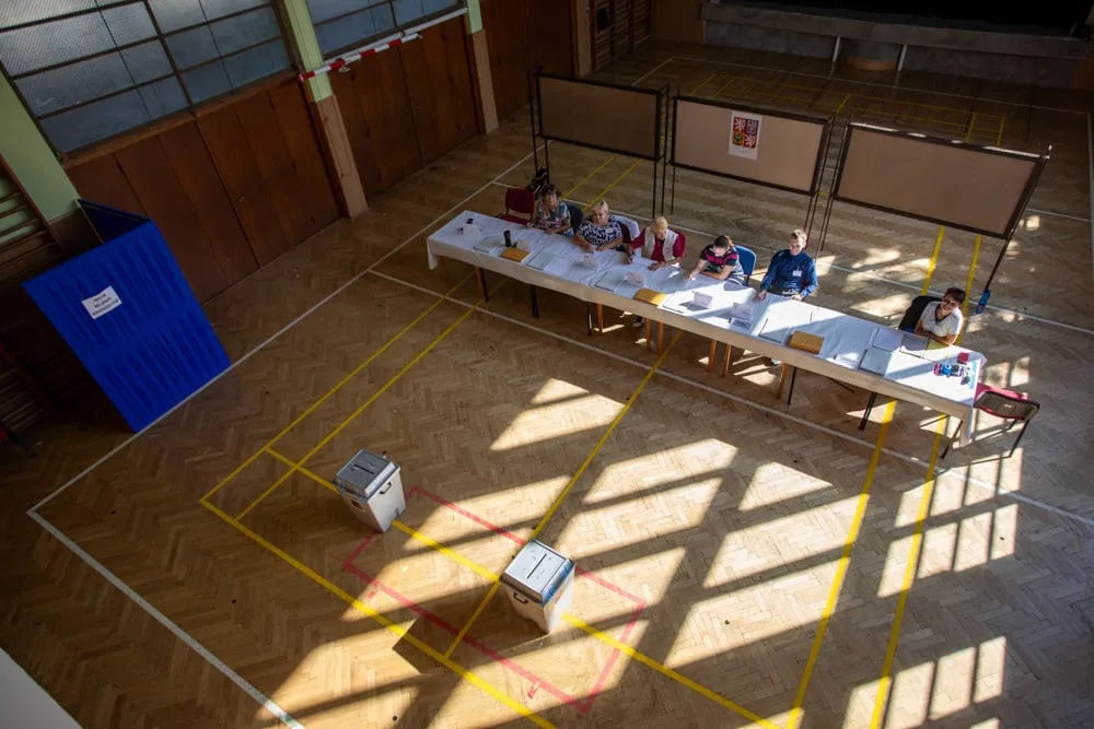 VOLBY 2024: V České Vsi a ve Třech Dvorech jsou volby v provizorních kontejnerech. Začaly bez problémů