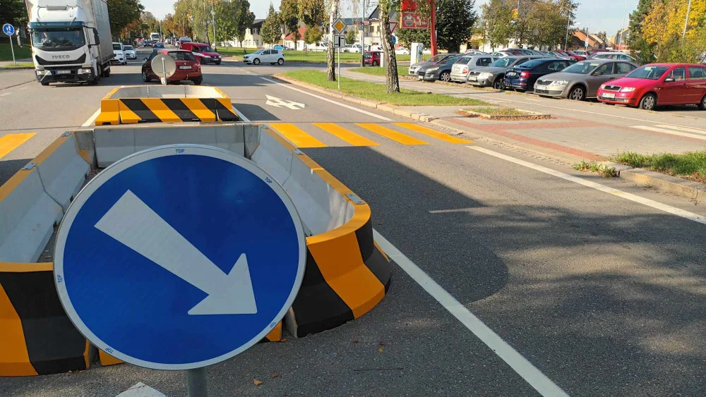 Kraj přechod zrušil, Přerov vzápětí vybudoval provizorní. Zmizel ovšem odbočovací pruh