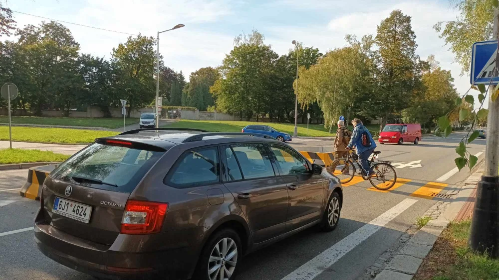 Kraj přechod zrušil, Přerov vzápětí vybudoval provizorní. Zmizel ovšem odbočovací pruh
