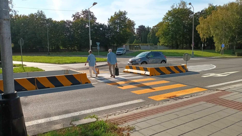 Kraj přechod zrušil, Přerov vzápětí vybudoval provizorní. Zmizel ovšem odbočovací pruh