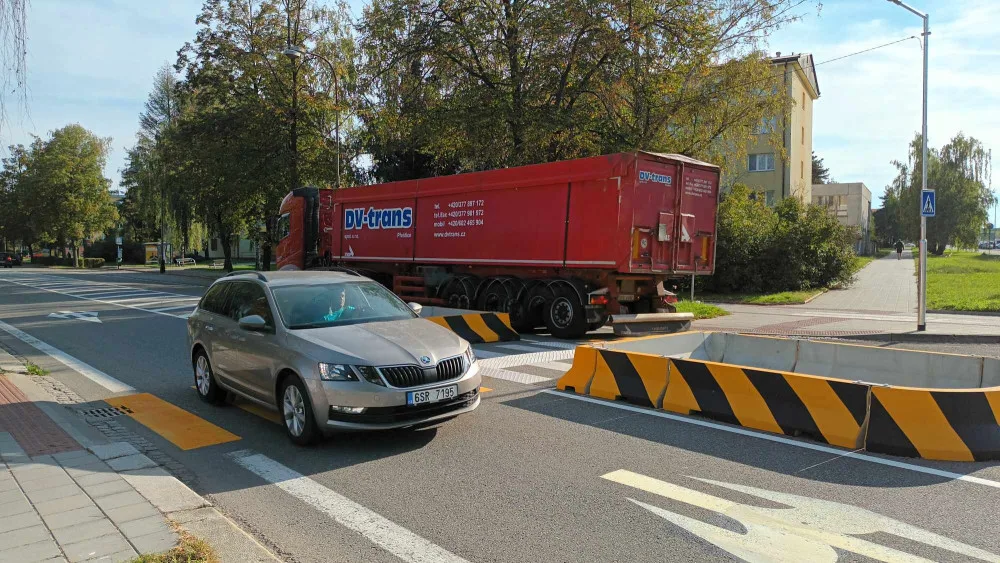 Kraj přechod zrušil, Přerov vzápětí vybudoval provizorní. Zmizel ovšem odbočovací pruh