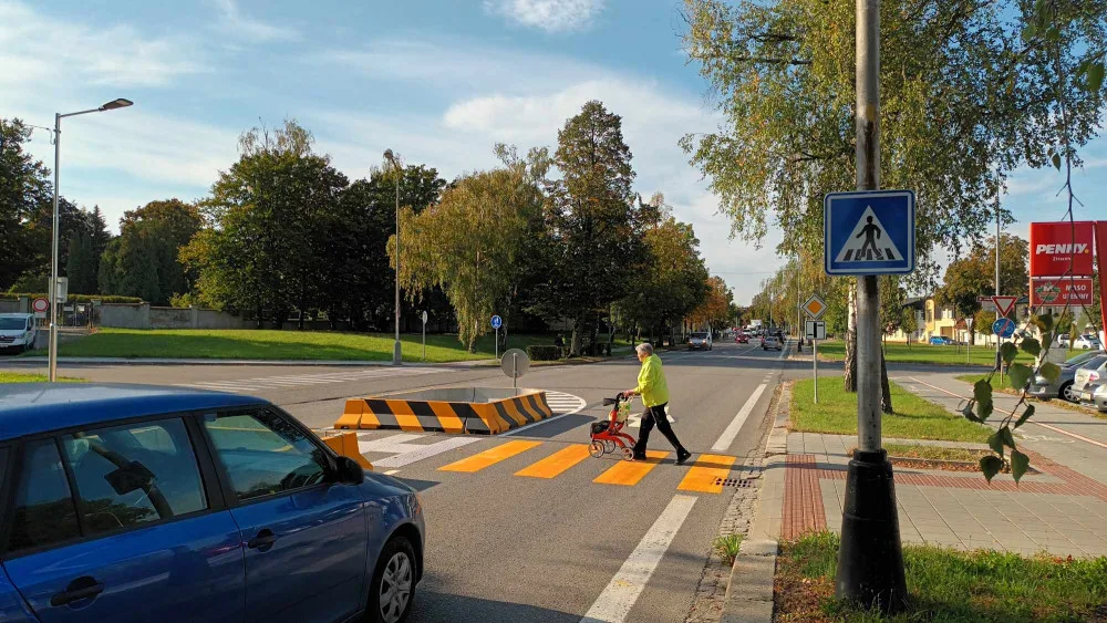 Kraj přechod zrušil, Přerov vzápětí vybudoval provizorní. Zmizel ovšem odbočovací pruh