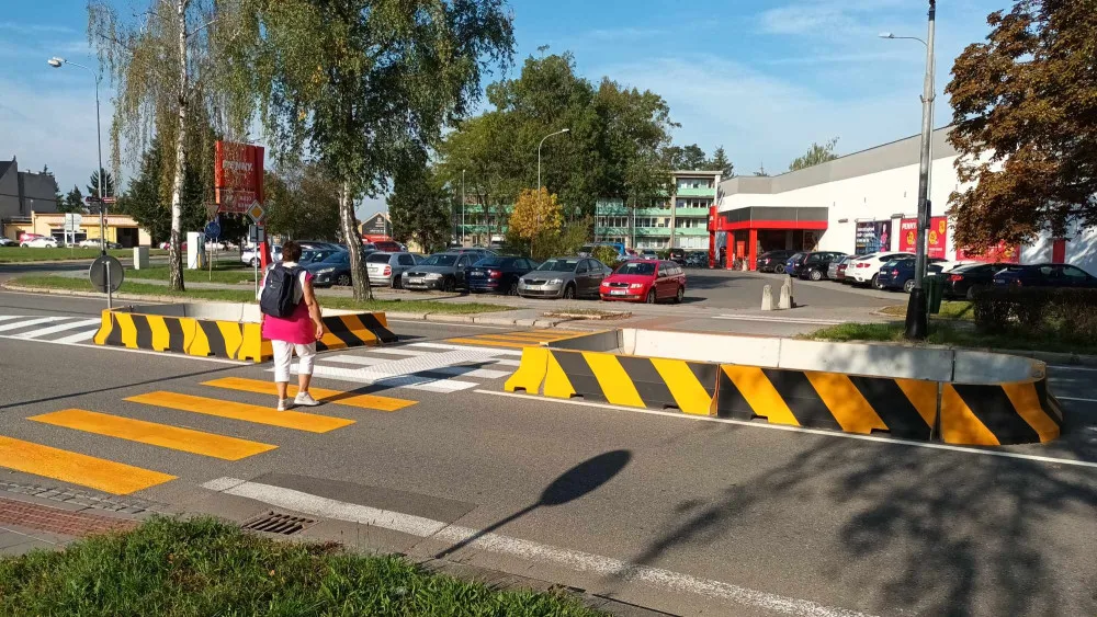 Kraj přechod zrušil, Přerov vzápětí vybudoval provizorní. Zmizel ovšem odbočovací pruh