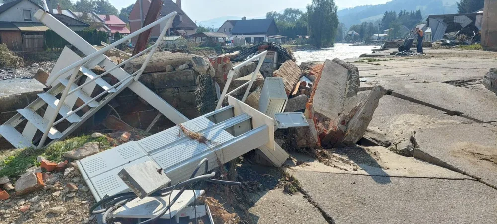 Ruské bomby rodinnou firmu nezničily, povodeň ano. Ukrajinští podnikatelé z České Vsi jsou zoufalí
