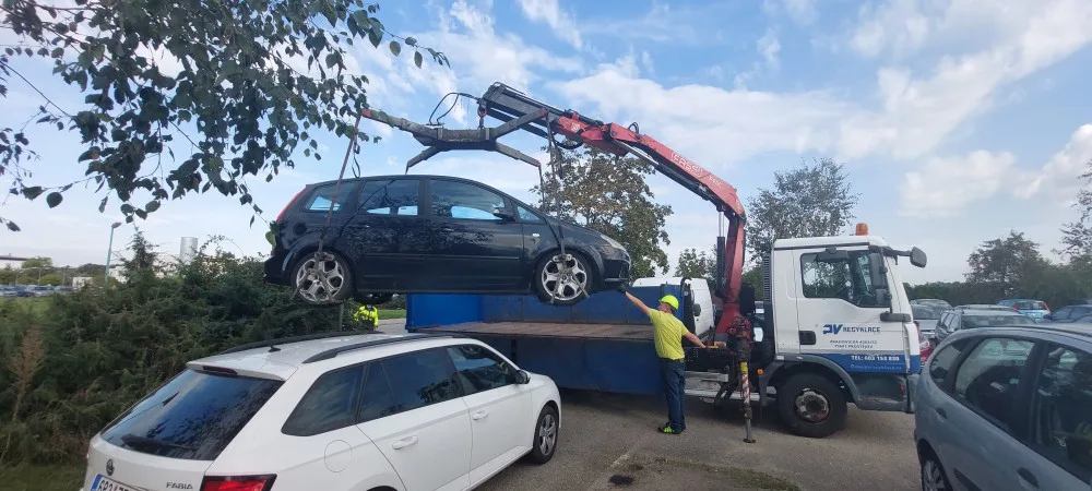 Prostějov odtáhl další čtyři vraky s propadlou technickou, které blokovaly ulice. Celkem už jde o desítky aut