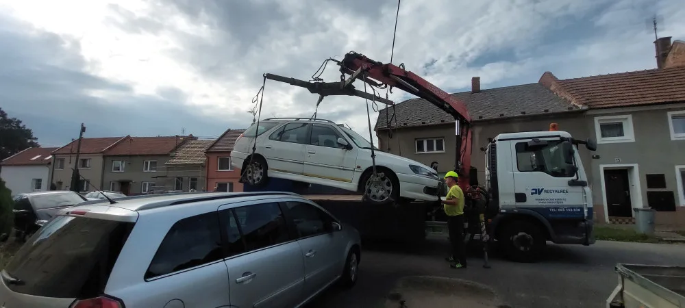 Prostějov odtáhl další čtyři vraky s propadlou technickou, které blokovaly ulice. Celkem už jde o desítky aut