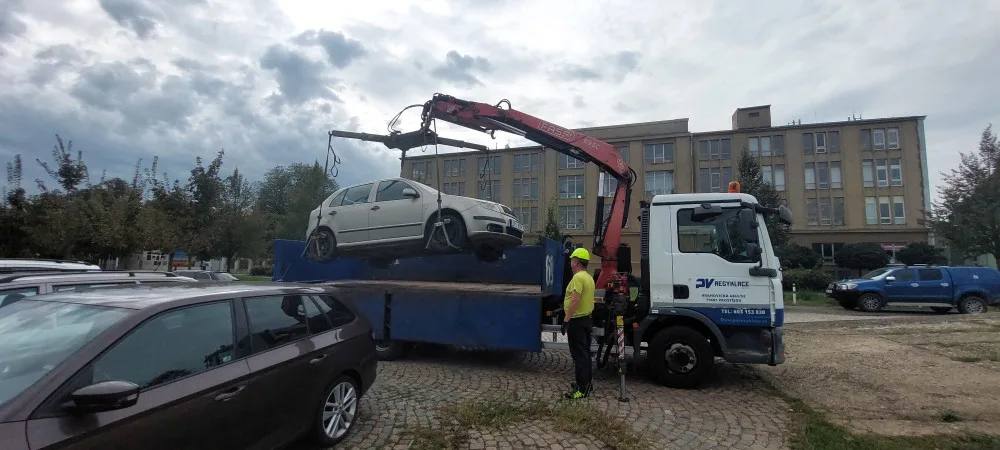 Prostějov odtáhl další čtyři vraky s propadlou technickou, které blokovaly ulice. Celkem už jde o desítky aut