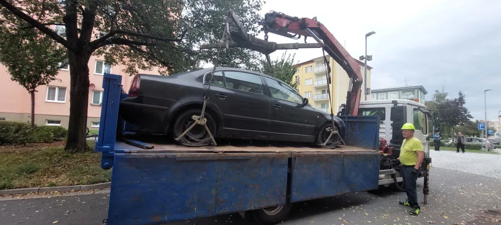Prostějov odtáhl další čtyři vraky s propadlou technickou, které blokovaly ulice. Celkem už jde o desítky aut