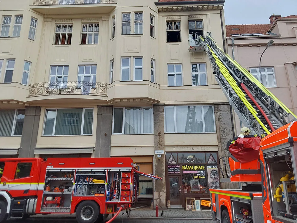 Plameny a kouř pohltily byt v centru Prostějova, dva lidé skončili v péči záchranářů