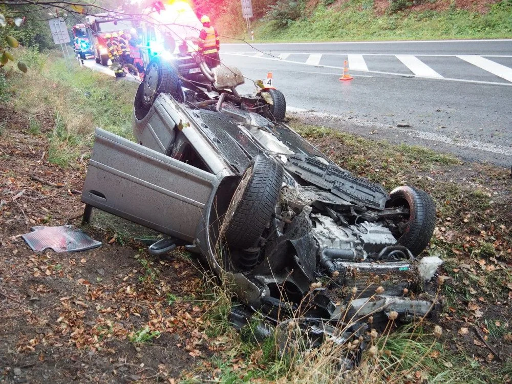 Čtyřicetiletá řidička převrátila u Mírovského Gruntu auto na střechu. Skončila v příkopu