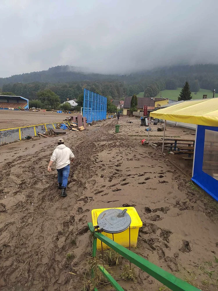 Sportovní areál v České Vsi pod nánosem povodňového bahna