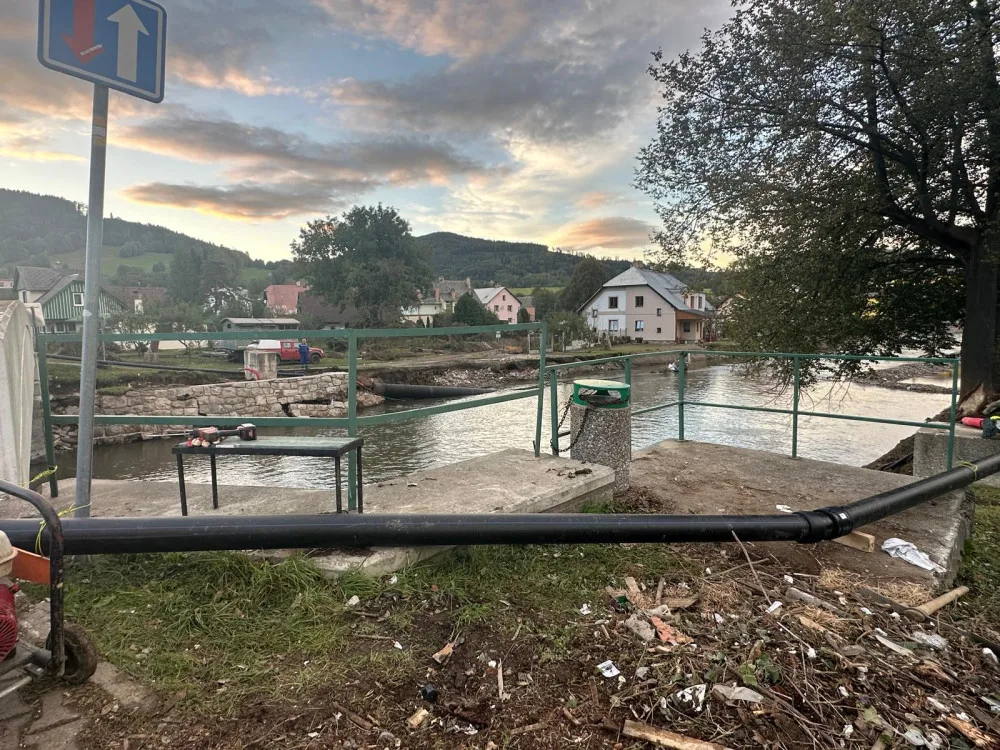 Na všechna místa Jesenicka se pitná voda vrátí až v řádu týdnů. Nyní jsou zde desítky cisteren