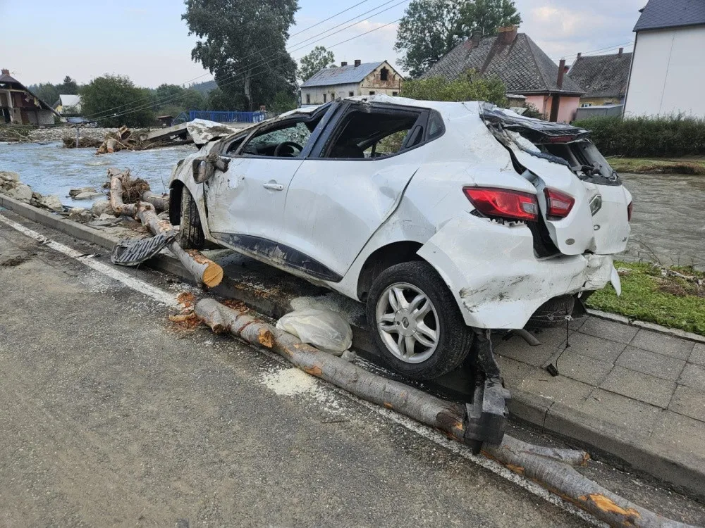 Zdemolované auto, které za tmy spadlo do rozbouřené řeky v Kobylé nad Vidnavkou
