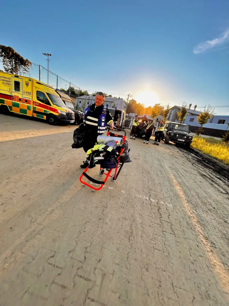 Pražští záchranáři pomohli po povodních na Jesenicku desítkám lidí. Předepisovali ztracené léky, řešili ale i infarkt