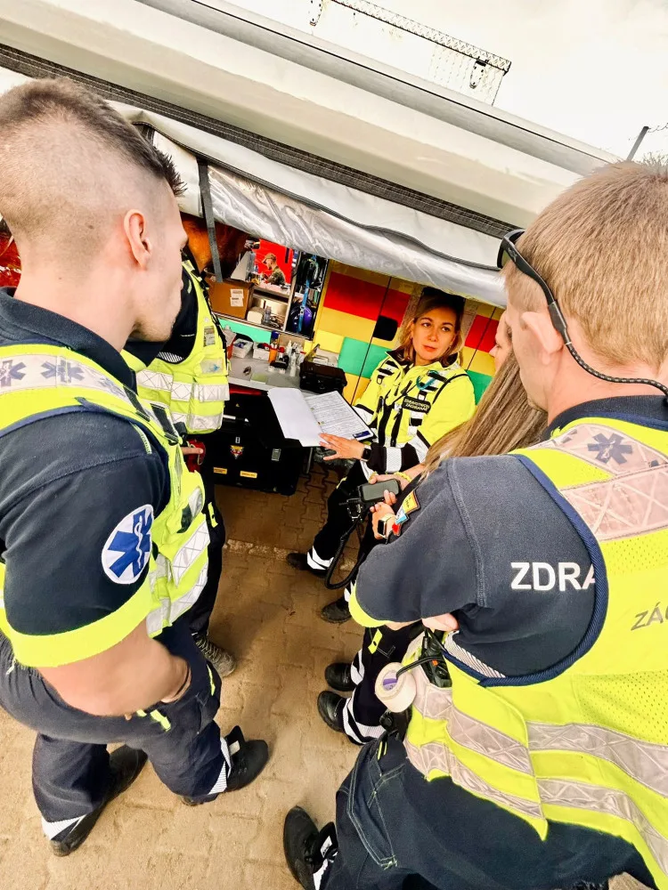 Pražští záchranáři pomohli po povodních na Jesenicku desítkám lidí. Předepisovali ztracené léky, řešili ale i infarkt