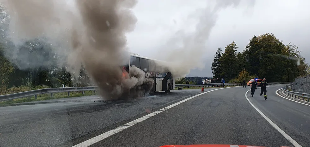 Autobus v plamenech či zdevastované auto na D35. Hasiči v Olomouckém kraji řešili náročné zásahy