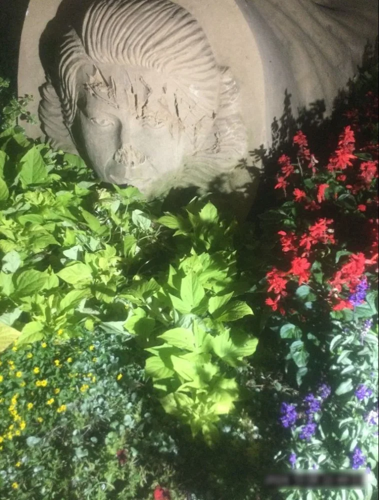 Sochu z písku na olomouckém náměstí poškodil nožem vandal. Strážníci ho opodál zadrželi