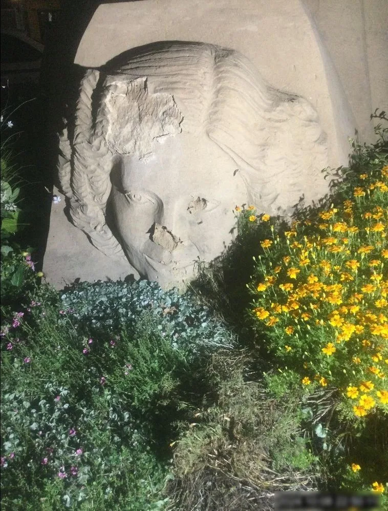 Sochu z písku na olomouckém náměstí poškodil nožem vandal. Strážníci ho opodál zadrželi