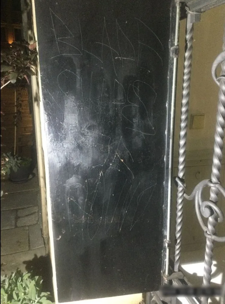 Sochu z písku na olomouckém náměstí poškodil nožem vandal. Strážníci ho opodál zadrželi