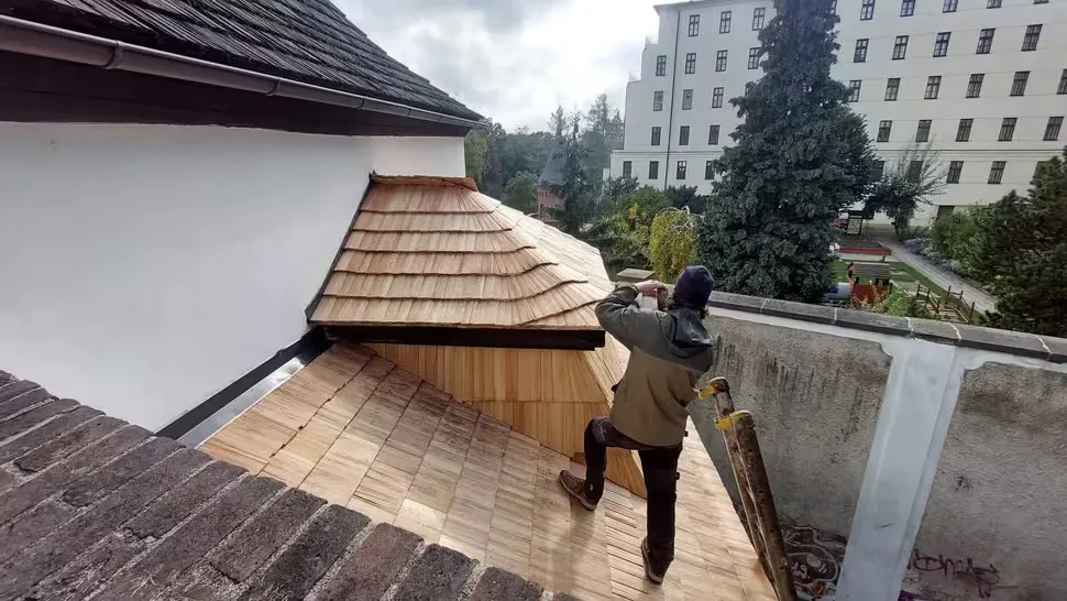 Smrkovou krytinu nahradil trvanlivější modřín. Olomouc obnovuje střechu nad Michalskými schody