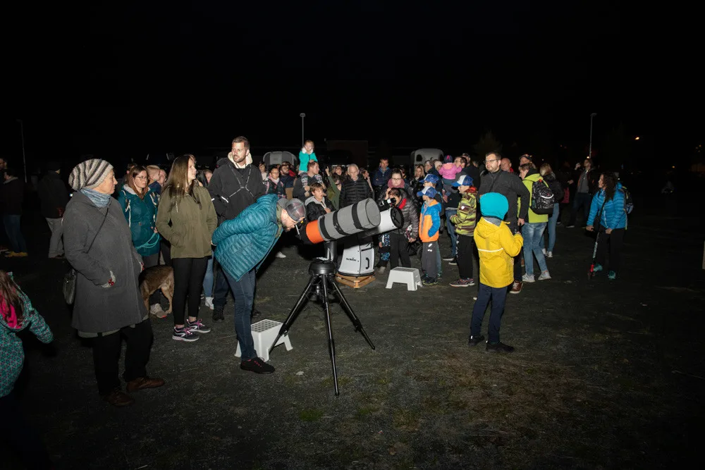 Jak dlouho ještě půjde spatřit kometu? Zářivý jev přilákal na pozorování v Olomouci spoustu lidí