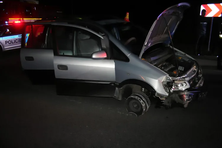 Podnapilý mladík bez řidičského průkazu jel autem s upadlou pneumatikou