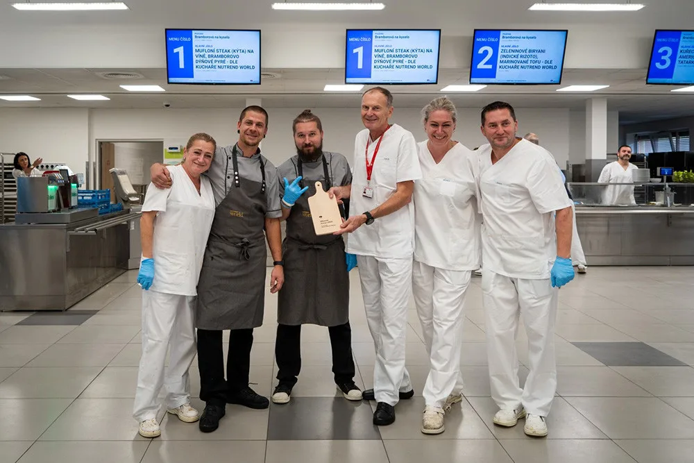VIDEO: Steak z muflona a biryani. Zaměstnancům FN Olomouc připravil exotické obědy šéfkuchař Pajer