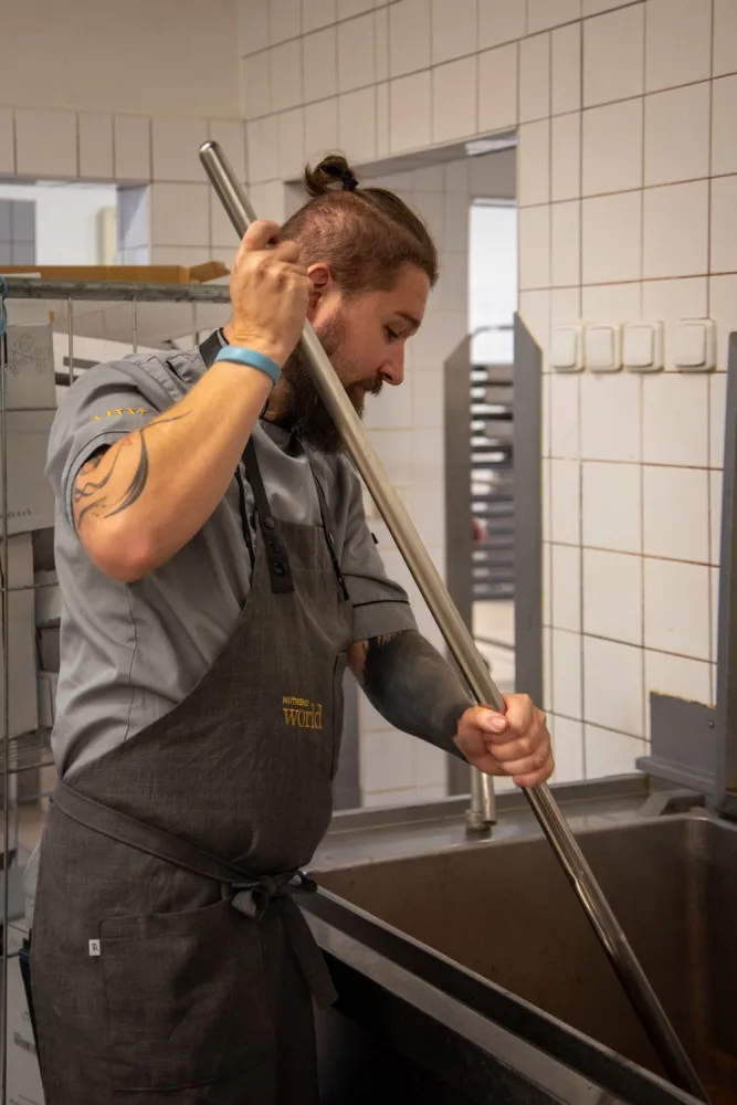 VIDEO: Steak z muflona a biryani. Zaměstnancům FN Olomouc připravil exotické obědy šéfkuchař Pajer