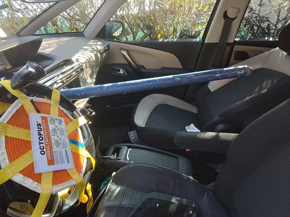 Trubka při nehodě na Šternbersku probodla auto až za sedačky. Posádka měla obrovské štěstí