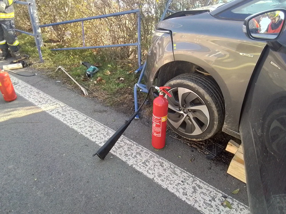Trubka při nehodě na Šternbersku probodla auto až za sedačky. Posádka měla obrovské štěstí