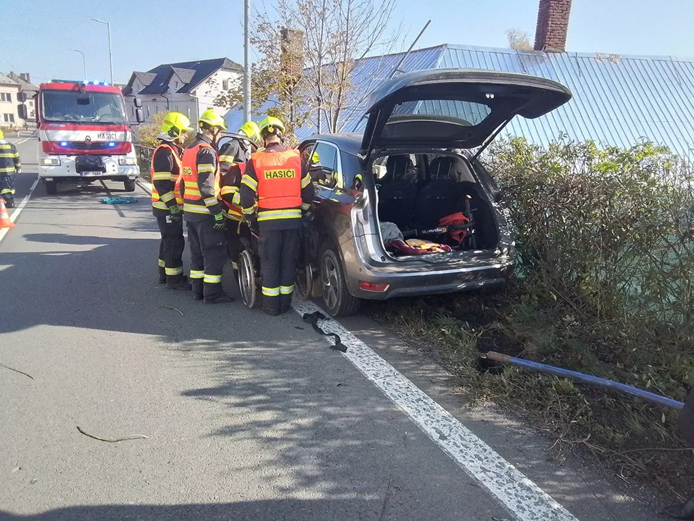 Trubka při nehodě na Šternbersku probodla auto až za sedačky. Posádka měla obrovské štěstí
