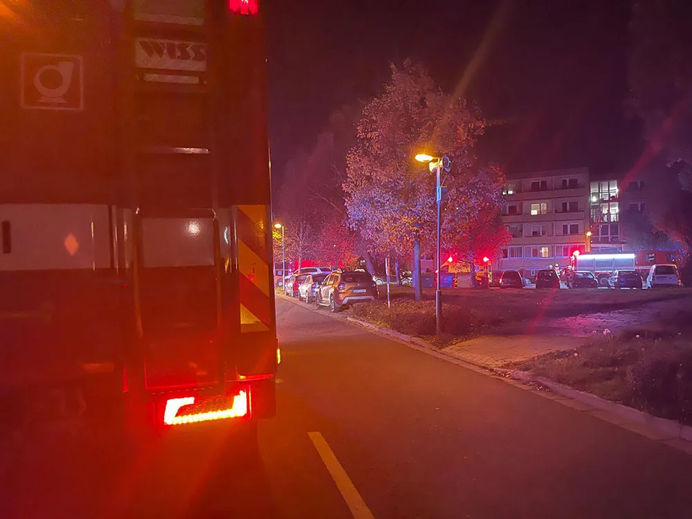 V Olomouci hořelo v domě s pečovatelskou službou. Hasiči v maskách zachraňovali dvacet lidí