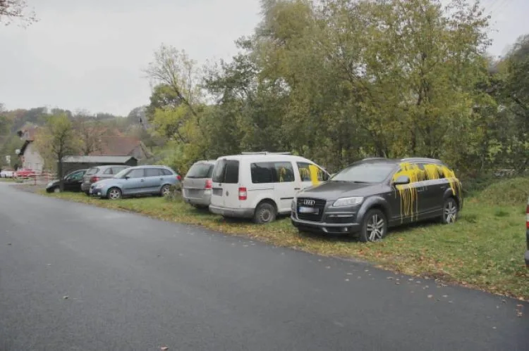 Vandal polil dvě auta jednoho majitele z Hranicka žlutou barvou a propíchal gumy. Škodu je 120 tisíc