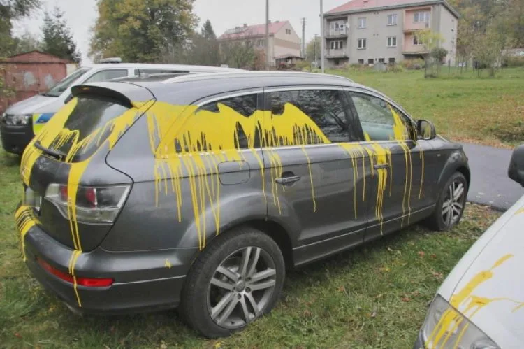 Vandal polil dvě auta jednoho majitele z Hranicka žlutou barvou a propíchal gumy. Škodu je 120 tisíc