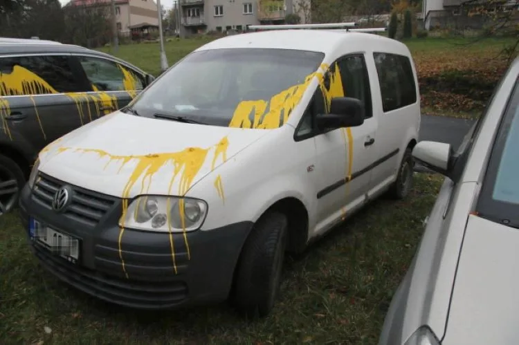 Vandal polil dvě auta jednoho majitele z Hranicka žlutou barvou a propíchal gumy. Škodu je 120 tisíc
