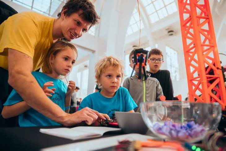 Humanoidní robot, řemesla i technologie - světový festival Maker Faire zavítá již počtvrté do Olomouce