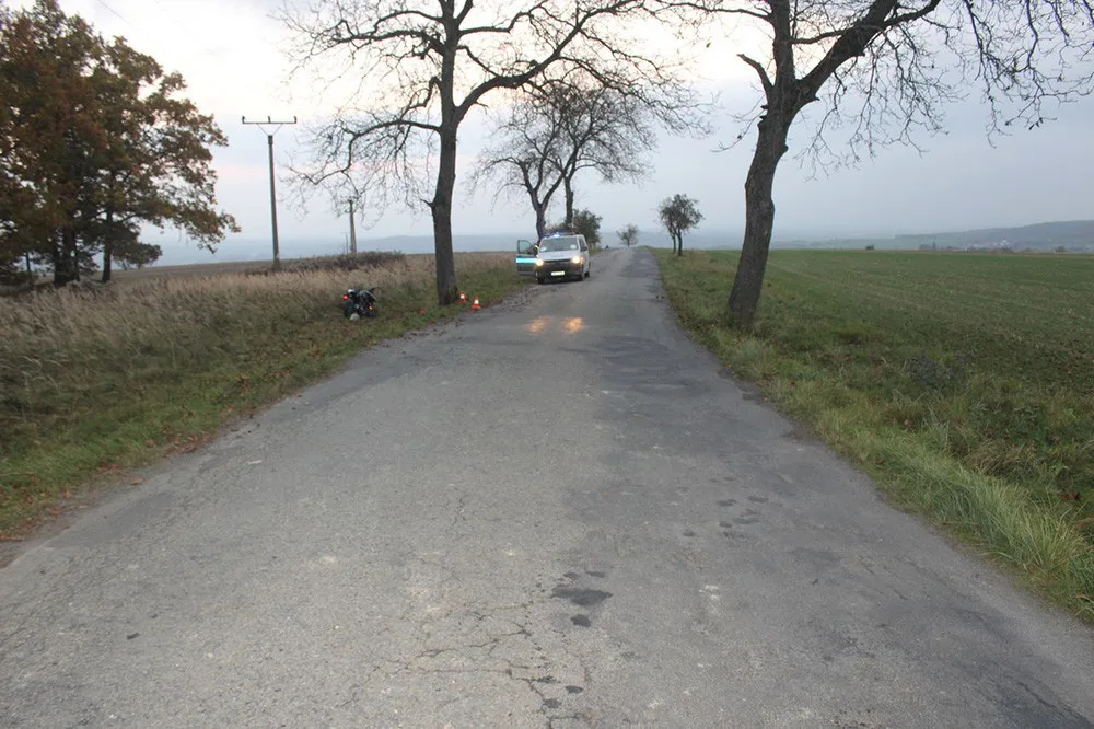 Na Litovelsko startoval záchranářský vrtulník, dívka na motorce narazila do stromu