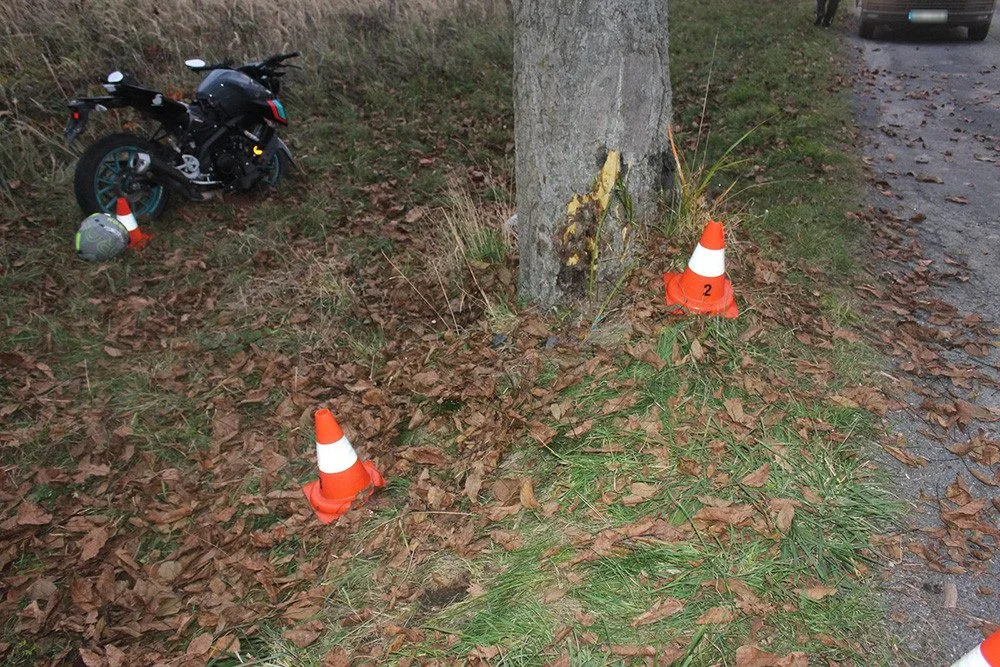 Na Litovelsko startoval záchranářský vrtulník, dívka na motorce narazila do stromu