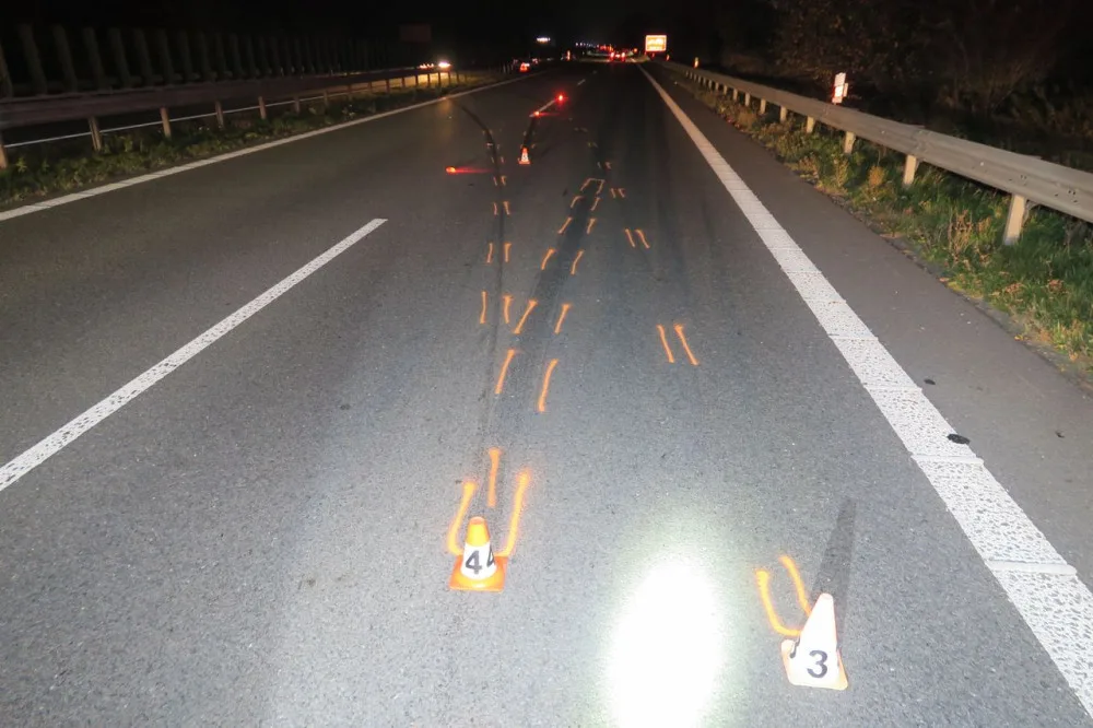 Žena se dvěma promile nabourala na dálnici D35 další vůz a ujela. Policie ji našla až v Mohelnici