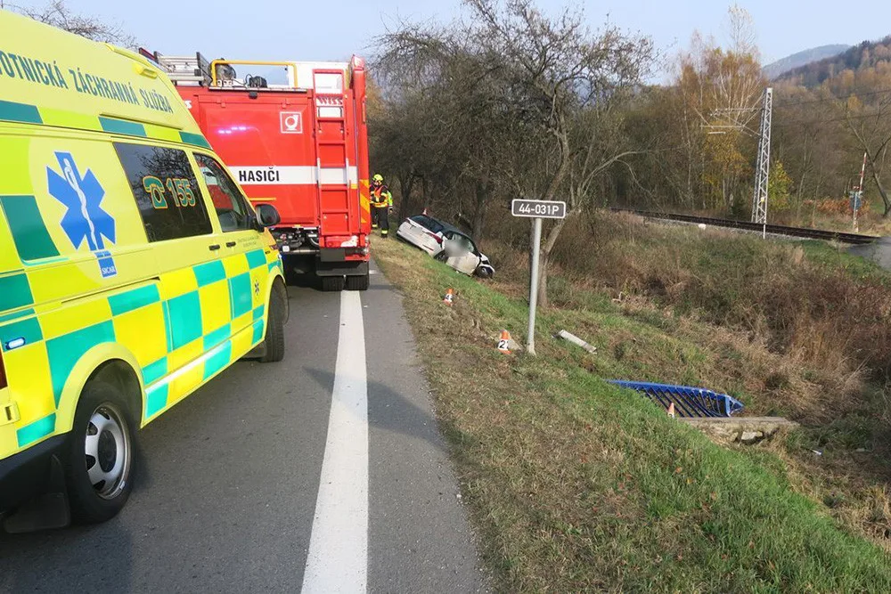 Řidička na Šumpersku uhýbala náklaďáku. Nabourala do zábradlí, sloupku a stromu