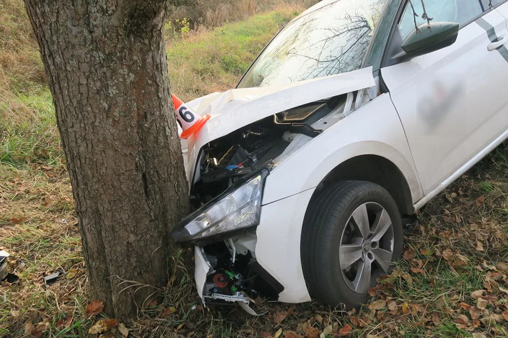 Řidička na Šumpersku sjela do travnatého svahu. Nabourala do zábradlí, sloupku a stromu