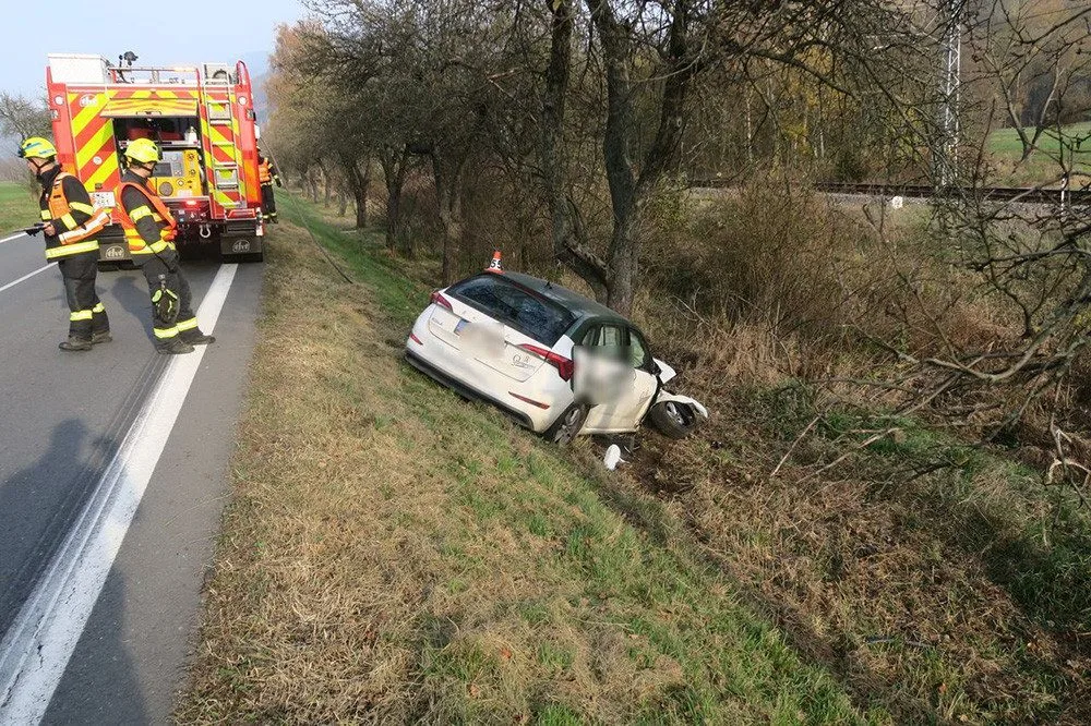 Řidička na Šumpersku sjela do travnatého svahu. Nabourala do zábradlí, sloupku a stromu