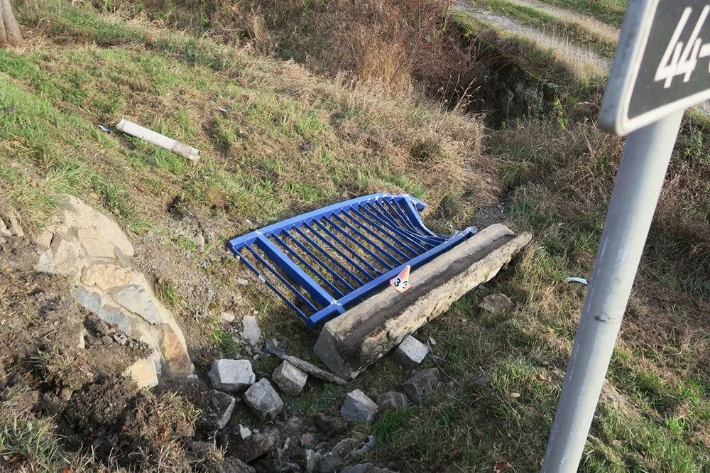Řidička na Šumpersku sjela do travnatého svahu. Nabourala do zábradlí, sloupku a stromu