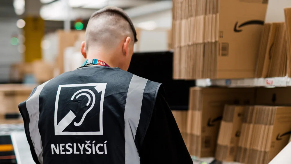 Neslyšící jsou označeni speciální vestou