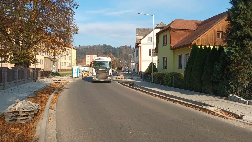 FOTOGALERIE: Hanušovice vydechnou. Po opravách se otevírá průtah městem, hlavní spojnice do Jeseníků