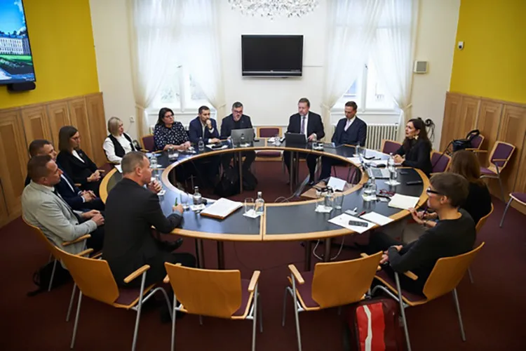Odborníci ve Strakově akademii řešili násilí mezi mládeží. K jednání se připojili i představitelé Šternberku